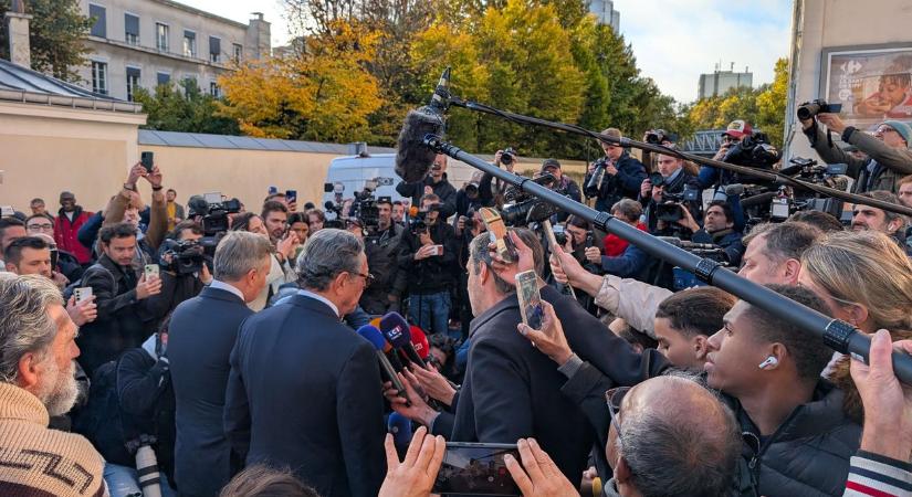 Nicolas Sarkozy bevonult a börtönbe, felesége kísérte lassú sétáján