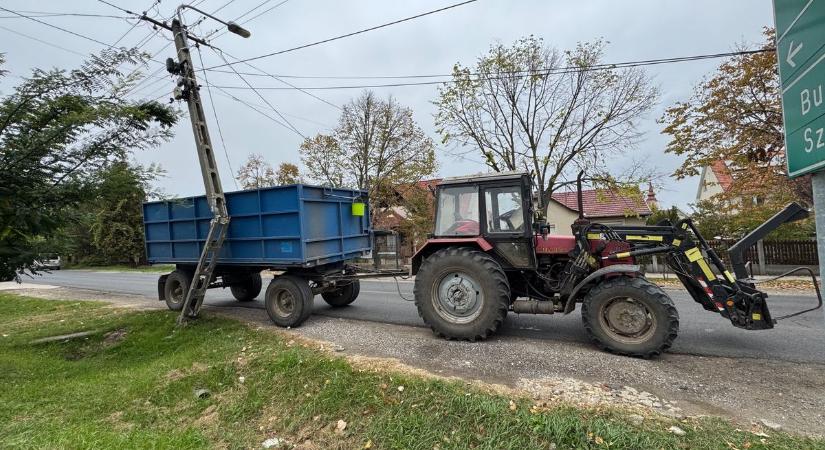 Traktor balesetezett Hajdúszoboszlón, kettétört a villanyoszlop – fotókkal, videóval
