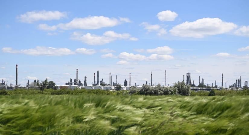 Százhalombattai tűz: mobil laborokat riasztottak, az egészségügyi határértékeket mérték
