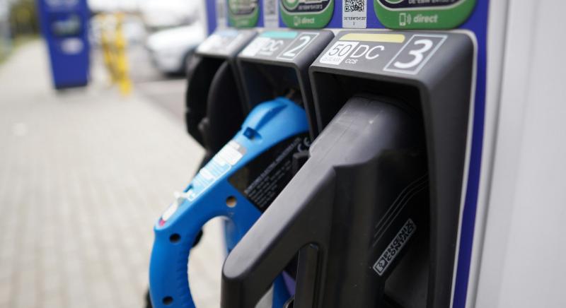 Európa lemaradt az EV-töltők telepítésében – Nem lesz hol csatlakoztatni az elektromos autót