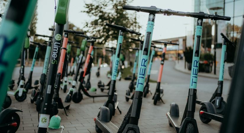 Túl sok a panasz, betiltják az elektromos rollerek használatát