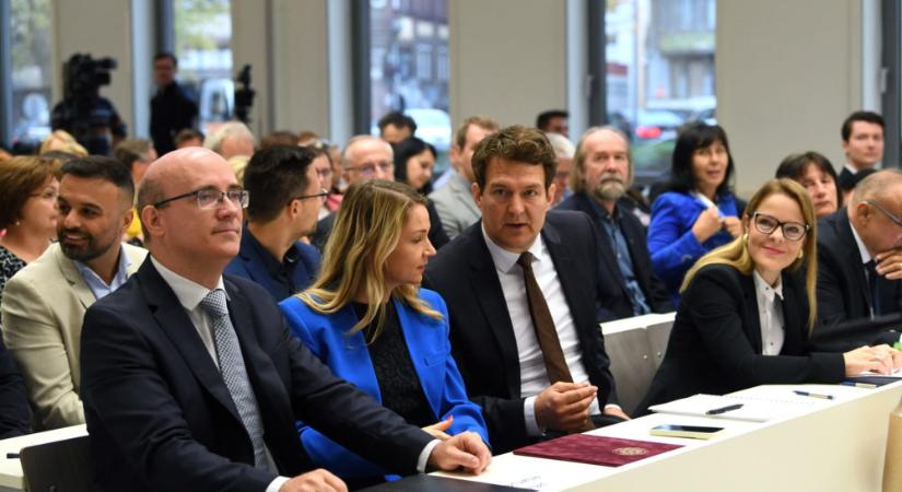 A mesterséges intelligencia már megjelenik az okostankönyvekben