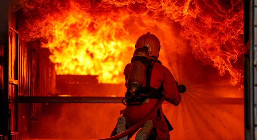 Százhalombattai tűz: hátborzongató vörös égre ébredtek a szemtanúk, az ablakok is megremegtek