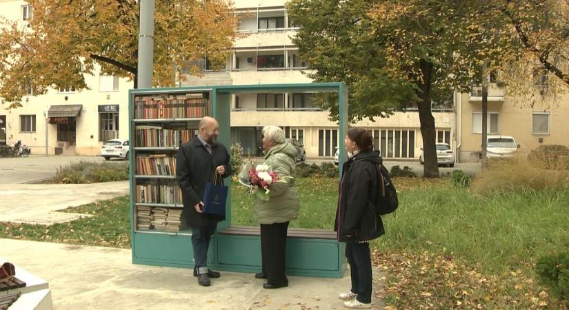 Öt éve őrzi mindenki könyveit a debreceni Ady parkban Orosz Sándorné