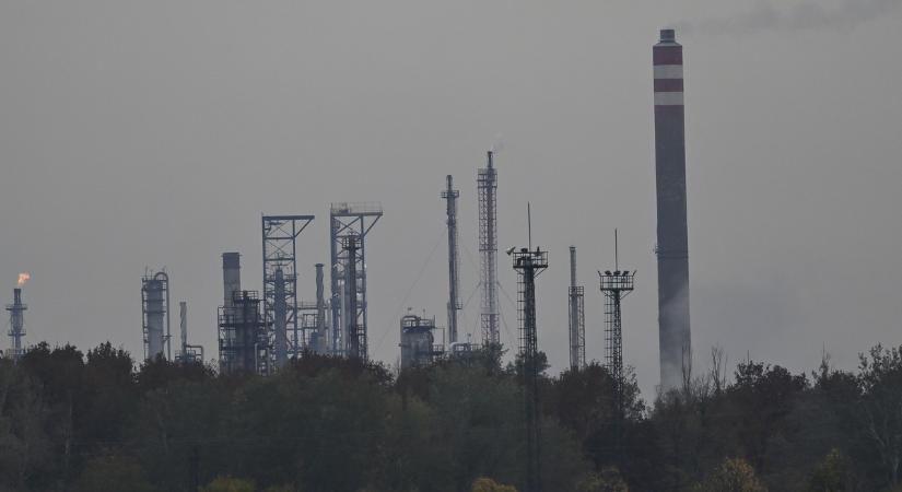 Reagált a Mol: nincs összefüggés a magyar és a román olajfinomítóban történt tűzeset között