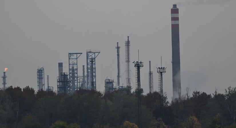 Mol: biztosított az üzemanyag-ellátás a százhalombattai tűz után