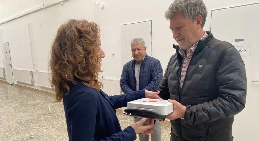 Hirtelen szívmegállásnál azonnali segítség: defibrillátor készüléket kapott ez a vasi iskola!