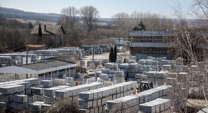 Nem bírták a kormány nyomását: minden üzemét bezárta a patinás gyártócég