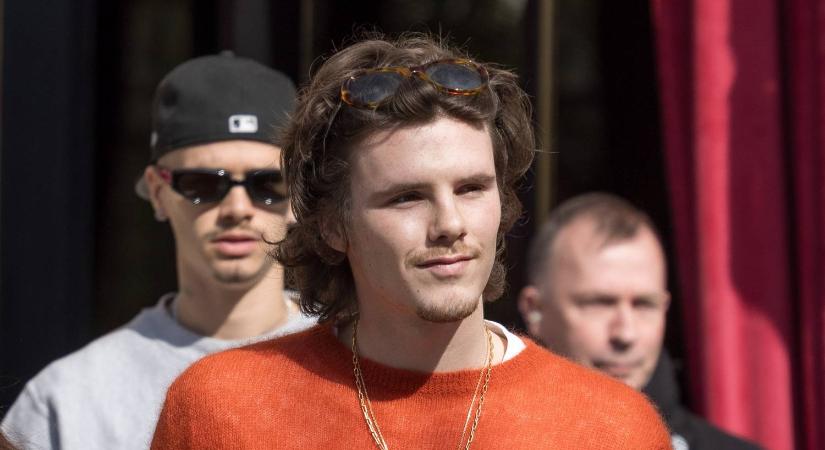 Az anyukája tehetségét örökölte? Cruz Beckham pop-up koncerten adta elő saját dalait