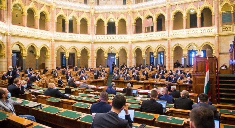 A parlament megszavazta a veszélyhelyzet meghosszabbítását, eddig fog tartani
