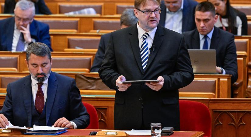 Veszélyhelyzetben maradt Magyarország