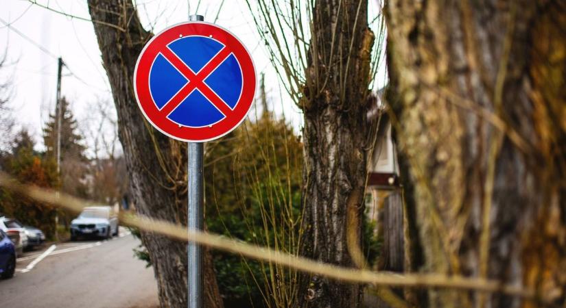Ha csak egy percre állsz meg, akkor az még belefér? Megosztó témáról posztoltak Debrecenben - fotóval!