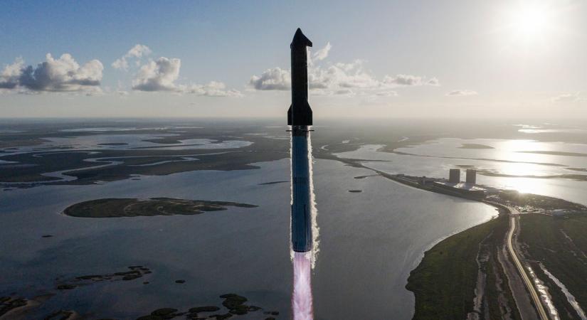 A SpaceX óriásrakétája fantasztikus landolást hajtott végre, szinte lebegett a víz fölött