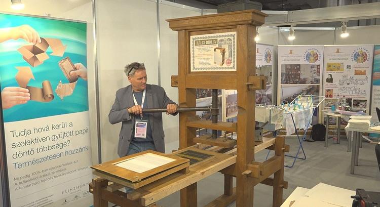 Így készül a papír és így nyomtatták a bibliát