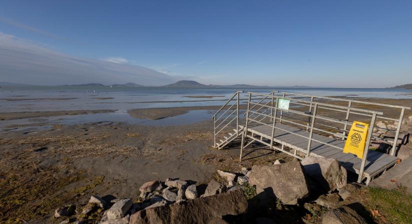 Milliárdos strandmentő akció indult a Balatonon: 50 ezer köbméter iszapot kotornak ki