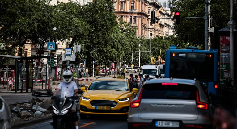 Közlekedési káosz jöhet a nemzeti ünnepen – így kerülje el a lezárásokat