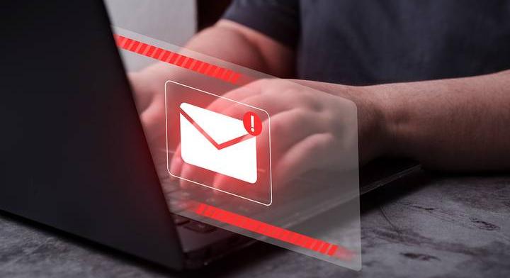 Azonnal töröld, ha ilyen üzenetet kapsz a postától: arcátlan trükkel akarják kicsalni a pénzed