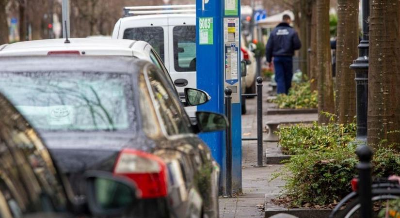 Jó hír az autósoknak! Ezeken a napokon nem kell fizetni a parkolásért Kecskeméten