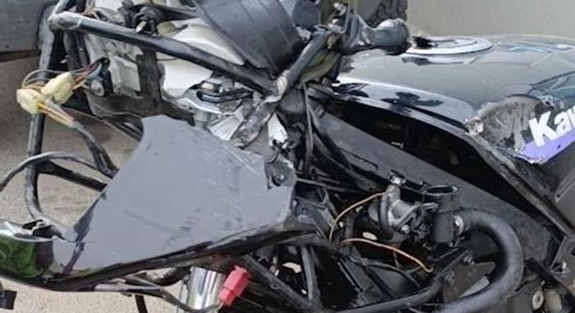 Átrepült az autón, belehalt a sérülésbe a motoros Pécsen (VIDEÓ)