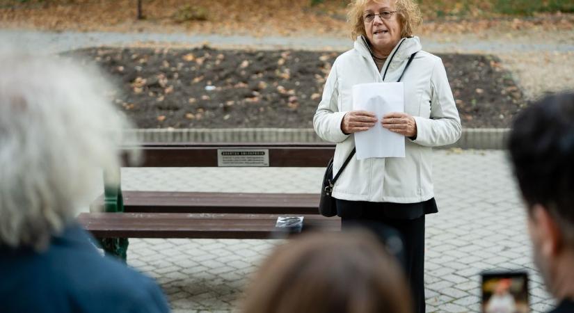 A '70-es-'80-as évek meghatározó művészei emlékére avattak padot Egerben