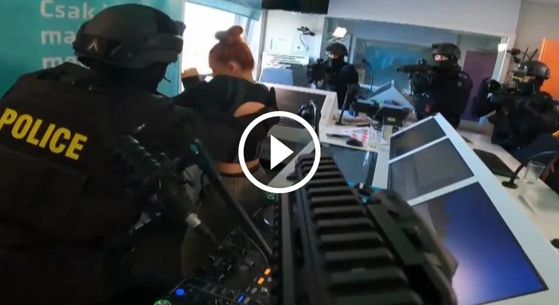 Adás közben törtek rá a kommandósok a népszerű DJ-re: bilincsben vitték el a Rádió 1 stúdiójából – VIDEÓ