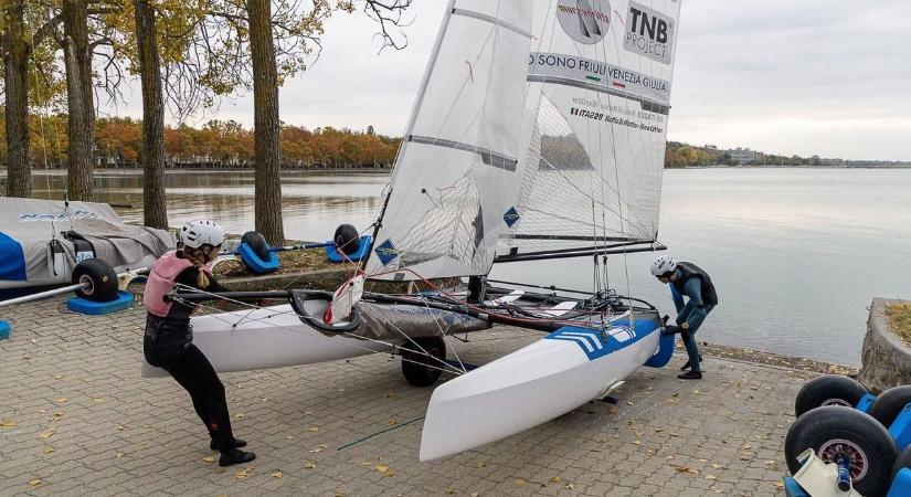 Európa-bajnoki címért vetélkednek a Balatonon a gyors katamaránokkal