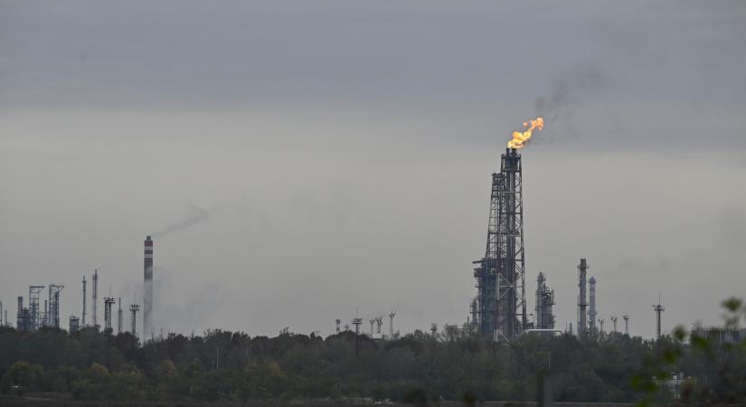 Eloltották a tüzet a Mol százhalombattai finomítójában