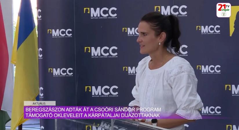 Aktuális (2025.10.21) - Beregszászon adták át a Csoóri Sándor Program támogató okleveleit a kárpátaljai díjazottaknak (videó)