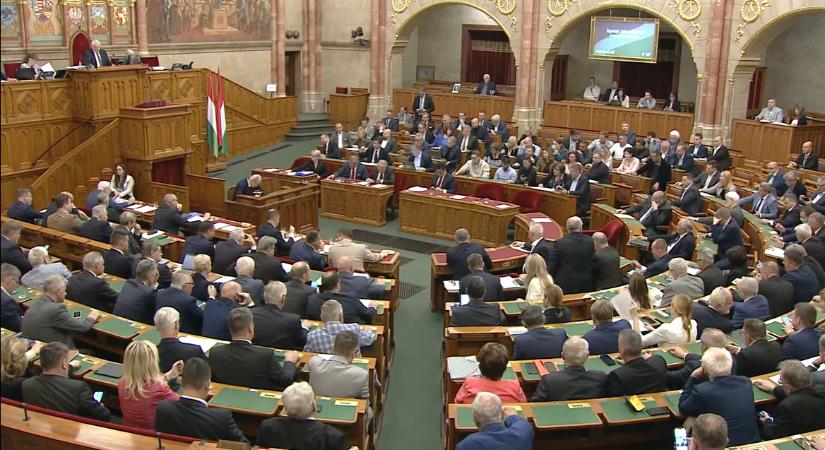 Veszélyhelyzetben választunk: ismét meghosszabbították a rendkívüli jogrendet