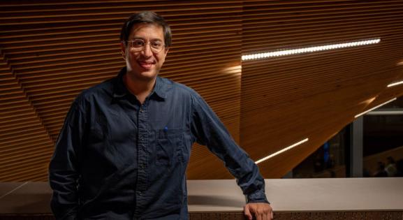 Hol találkozik a foci és a gaming az irodalommal? Interjú Tonio Schachinger osztrák sztárszerzővel