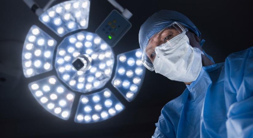 Agyműtét közben klarinétozott egy Parkinson-kórral élő nő