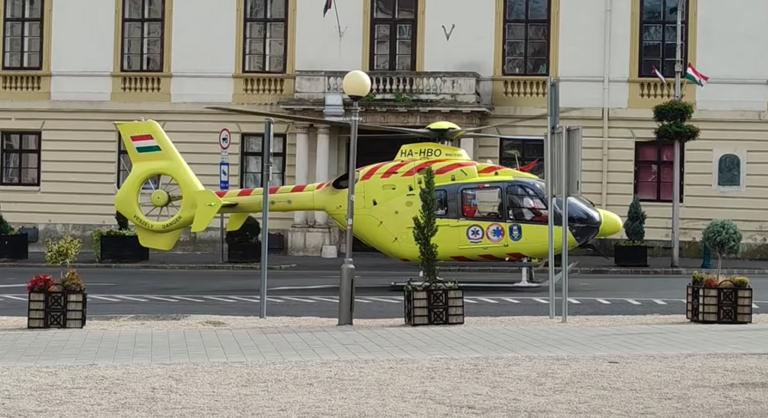 Leesett az iskola lépcsőjén, életveszélyes koponyasérüléssel vitték mentőhelikopterrel kórházba a 17 éves lányt