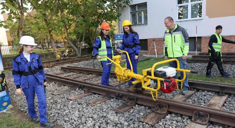 Ez is megtörtént: vasút épült egy iskola közepére