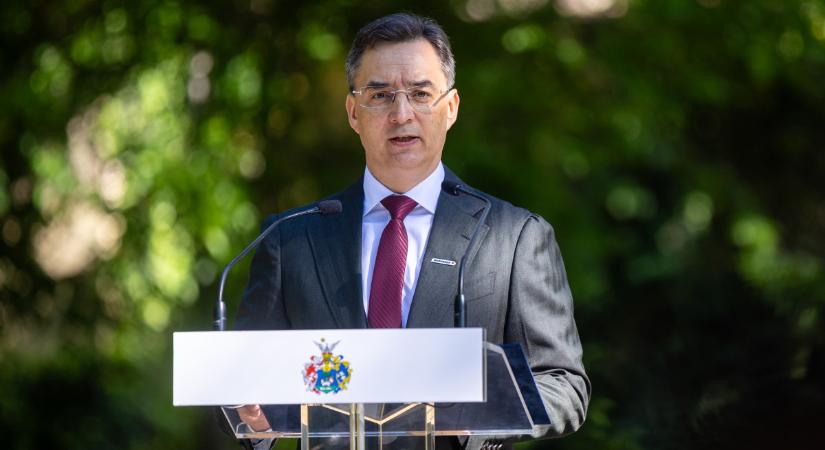 Papp László mondja az ünnepi beszédet Debrecenben október 23-án