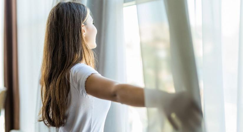 Így tisztítsa a függönyt mosás nélkül