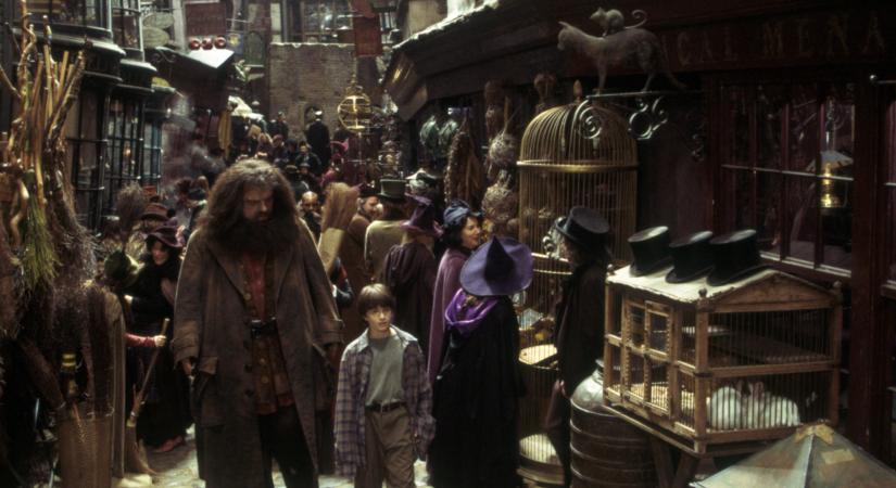 A Harry Potter-sorozat új forgatási fotóin betekintést kapunk a boltokkal teli Abszol útba, ahol a jelek szerint lesz egy-két fontos változás