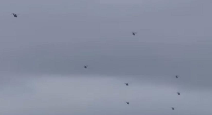 Nemcsak a darvak, a helikopterek is alacsonyan szállnak (videó)