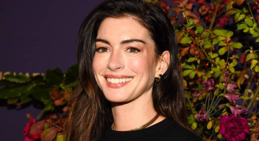Ő Anne Hathaway ritkán látott férje: Adammel már 17 éve elválaszthatatlanok