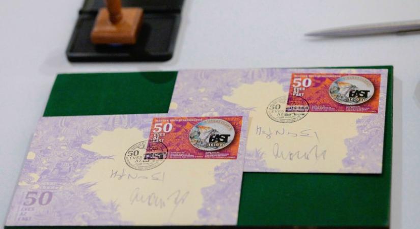 Bélyegen és újra kiadott lemezeken az ötvenéves East együttes
