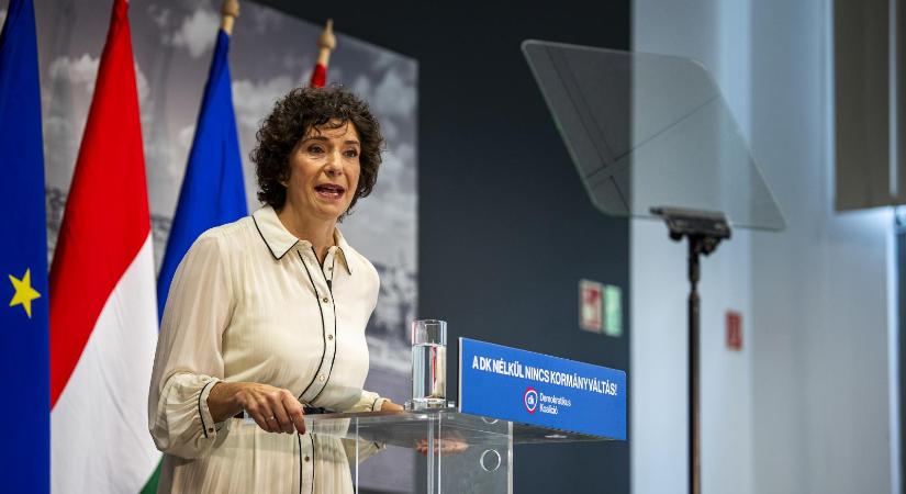 Dobrev Klára bemutatott egy dokumentumot, amely azt bizonyítja, hogy a Fidesz felgyorsítaná a gyermekvédelmi intézmények egyházi kézbe adását