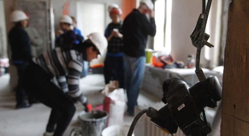 Megmaradni sem lehet a szomszéd felújítási munkáitól – tehetünk-e bármit? Itt a szakértő válasza!