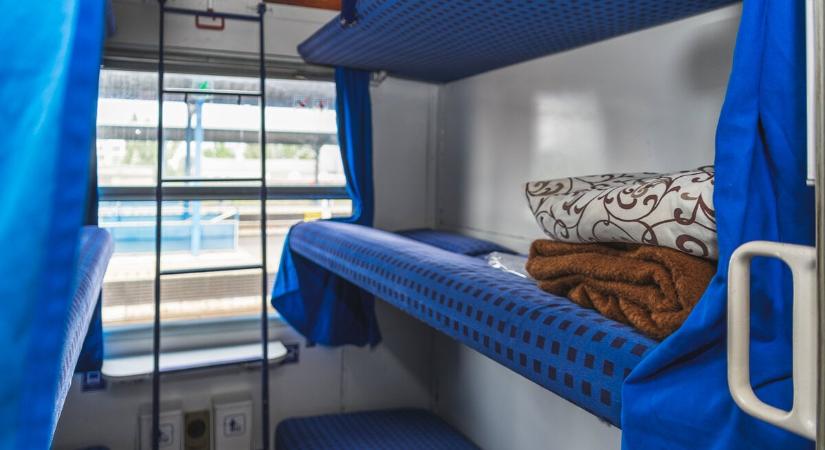 A ZSSK az éjszakai vonatok modernizálására készül. A régi kocsikat újrakra cseréli