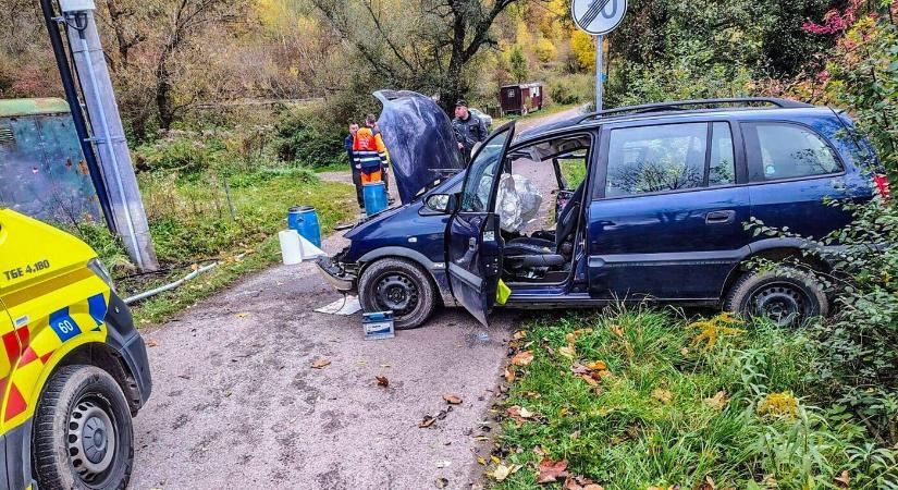 Oszlopnak ütközött autóval egy 13 éves gyerek, meghalt a mellette ülő fiú