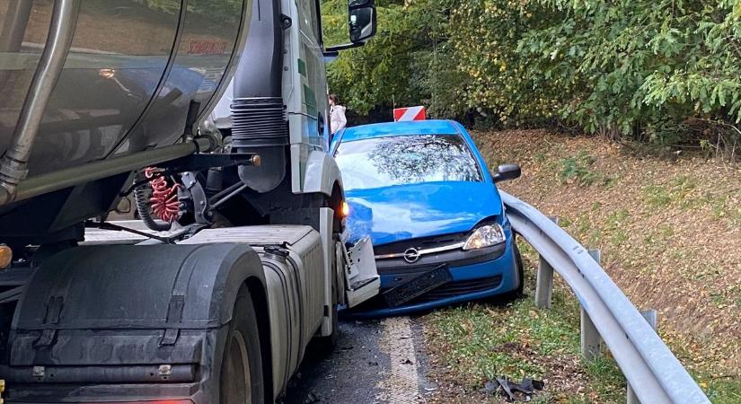 Kamionnak csapódott egy személyautó Zalában – két mentő érkezett a helyszínre (helyszíni fotók és videó)