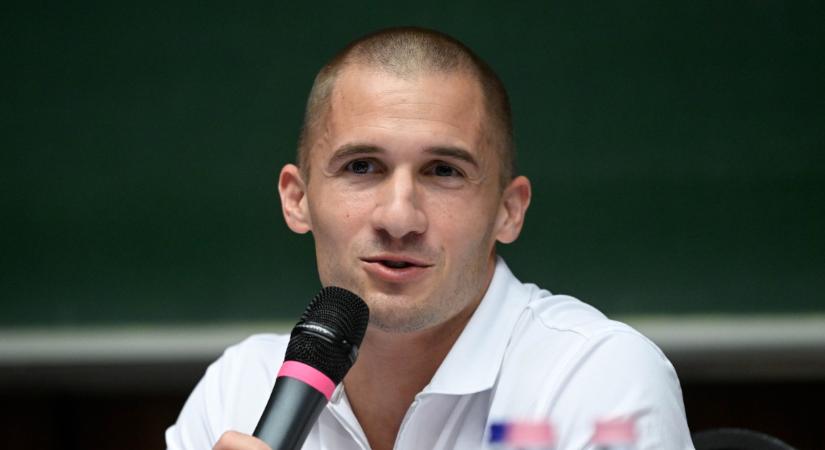 Szijjártó Péter orbitális karriert tervez egy magyar számára