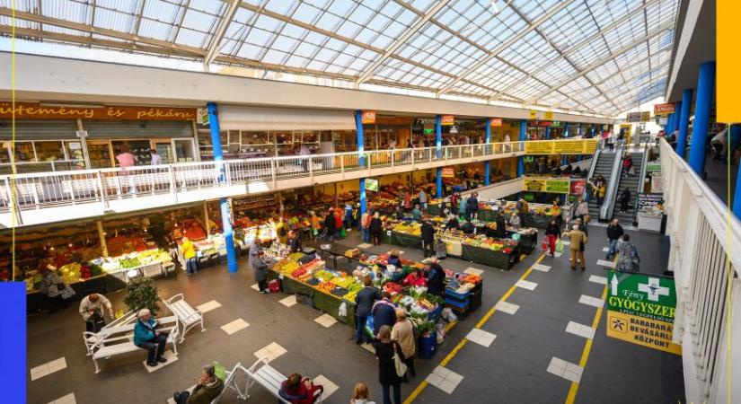 Pénzeső a Fény utcai piacon: miközben az árusok és a vásárlók panaszkodnak, a vezetők prémiumot kapnak