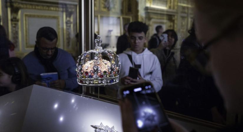 34,3 milliárd forint értékű ékszert loptak el a Louvre-ból