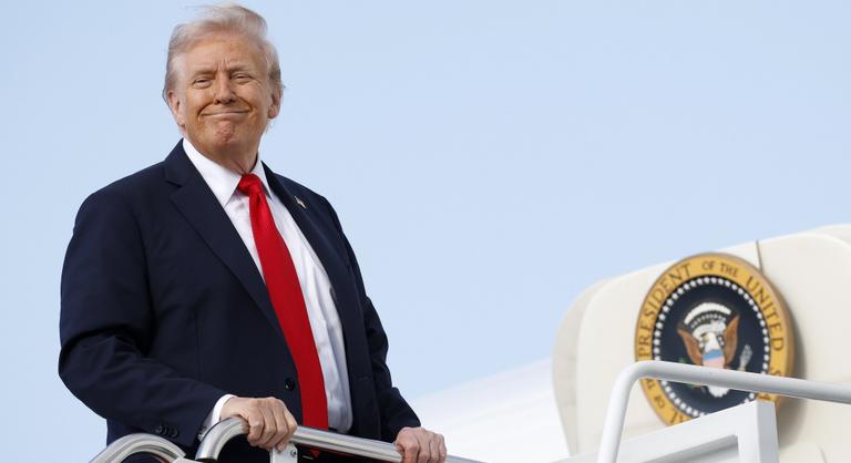 Donald Trump egy vadászgépről bombázza fekáliával a tüntetőket a Top Gun zenéjére