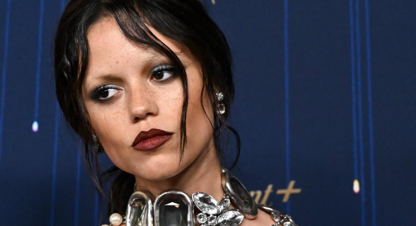Az áll leesik – Jenna Ortega észbontó ruháját neked is látnod kell