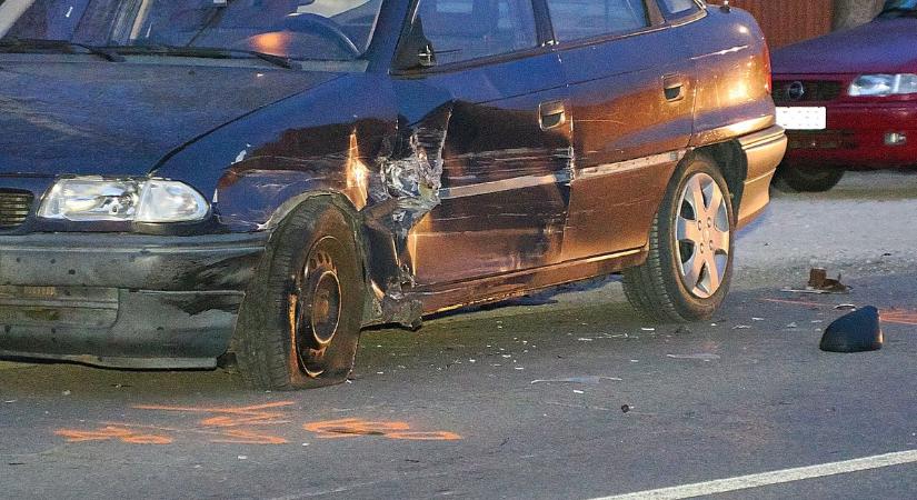 Három autó ütközött, az egyiknek kiszakadt a kereke a karambolban – galériával